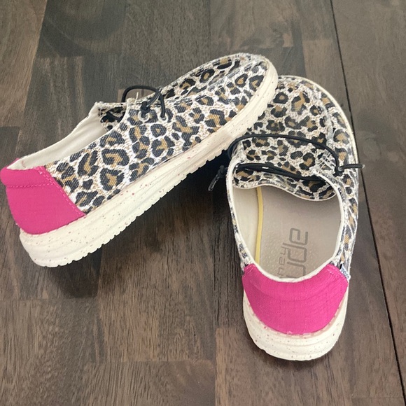 Hey Dude Wendy Youth Cheetah Slip On Shoes Sz Y2 EUC - Picture 3 of 13
